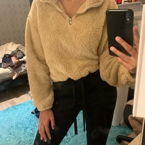 Fluffig tröja - Sjukt fin tröja från HM som jag köpte i våras, den är i teddy material och jättemjuk samt sparsamt använd! GRATIS FRAKT