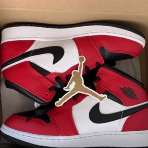 Jordan 1 mid Chicago black toe - Instressekoll på mina Jordan som är använda ett par gånger men ser helt nya ut. Dem är äkta och köpte dem från Plick för 2100kr. Budet börjar på 1000. Skona är storlek 40 men passar ocå i 38,39. Högsta budet ligger på 2100kr . INGA OSERIÖSA KÖPARE!!