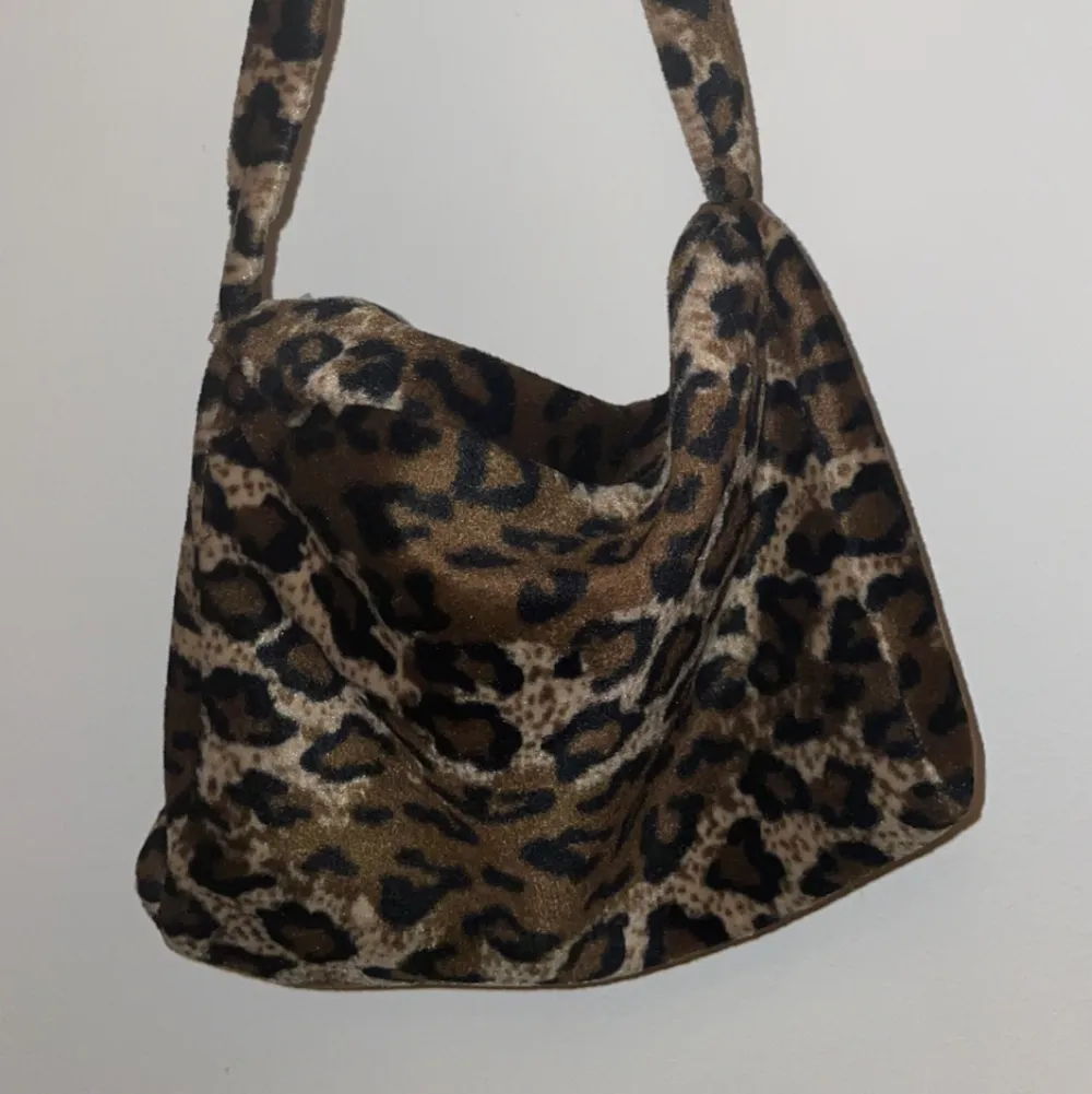 Jättesnygg egensydd leopardväska med blixtlås som jag köpte här på plick i somras. Säljer för att den tyvärr inte kommer till användning längre ❤️❤️ Köparen står för frakten och ifall flera bilder önskas så är det bara att kontakta! . Väskor.