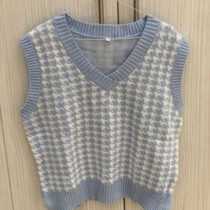 Väst - Populär väst som tyvärr inte kommer till användning, sitter oversized på mig som har 34/36