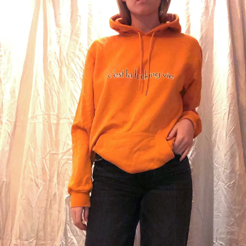 Hoodie i svincool orange färg med citat på bröstet🍊🧡. Hoodies.