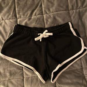 Säljer dessa jättesköna shorts från new yorker, ganska korta och små i storleken. Bra skick och skitsnygga!