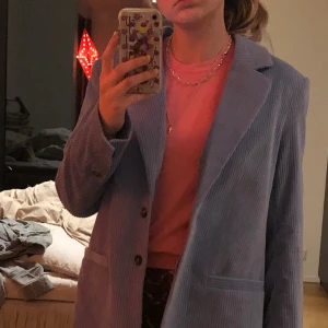 Blazer i Manchestermaterial - Jättefin blå blazer i manchester införskaffad på hm, är i storlek 42 men skulle säga att den även passar mig som är en storlek 36/38🤍🤍vid frågor eller intresse hör av dig i dm!🥰