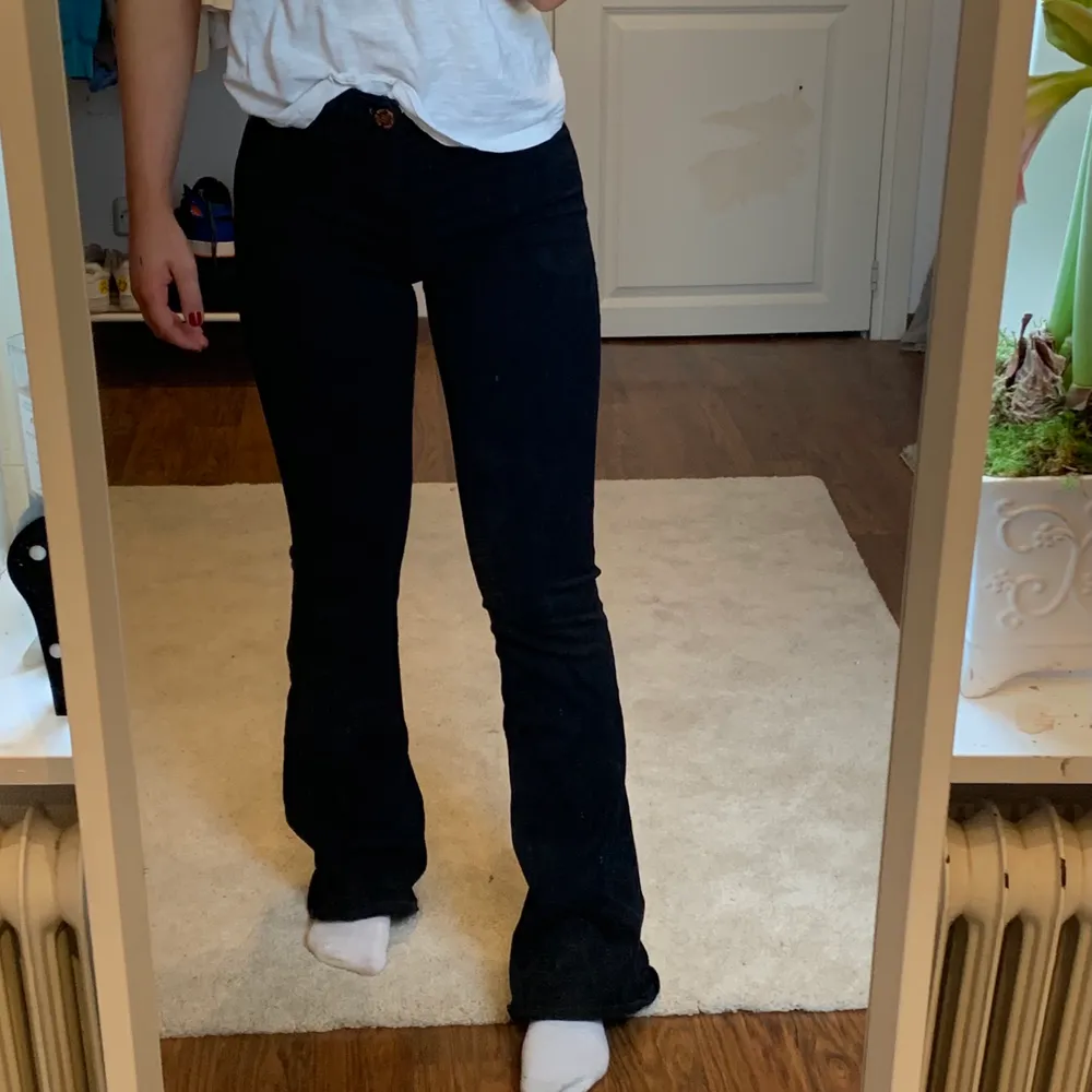 Sjukt fina svarta bootcut från RIVER ISLAND. Tyvärr så är de för långa. Sitter verkligen perfekt vid rumpan och i midjan! (Kunden står för frakt- 63kr)💕. Jeans & Byxor.