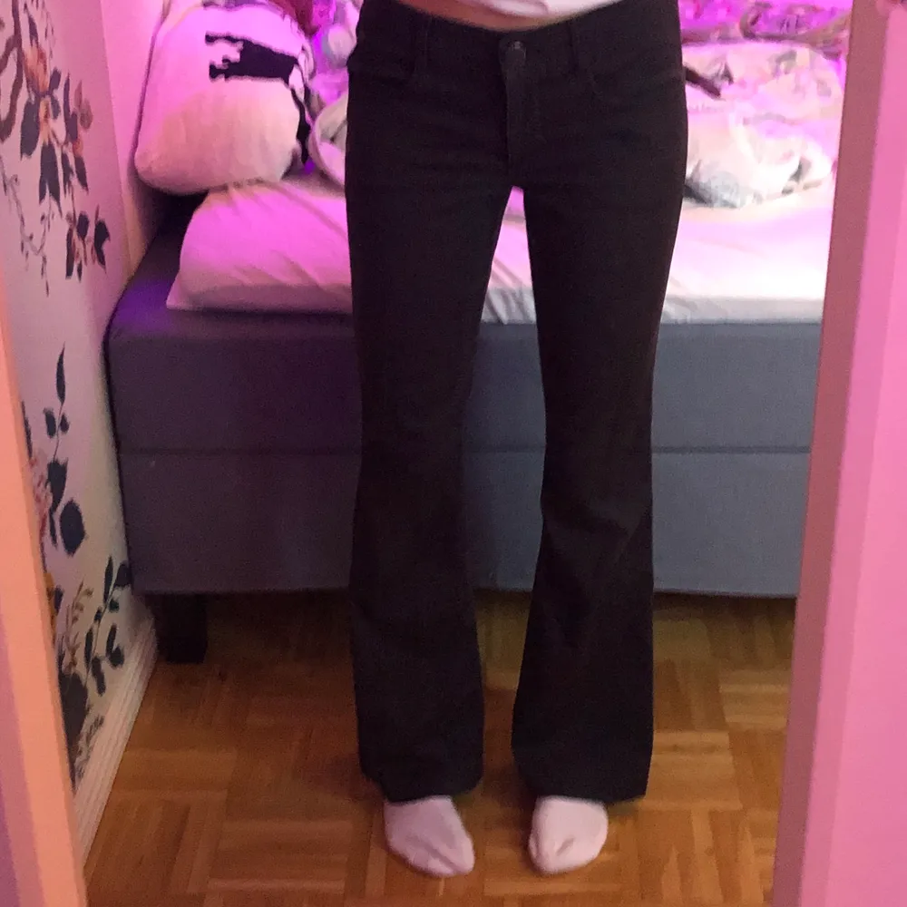 Säljer vidare dessa super snygga kostymbyxor🥰 Köpta här på Plick men tyvärr förstora för mig. Jag är 173cm lång. Köparen  står för frakt (79kr)😊. Jeans & Byxor.