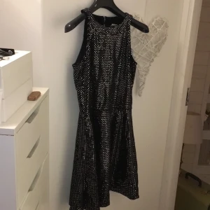 Strl 158/164 - Paljett klänning, köpre står för frakt, har du några frågor bara att skriva💕🥰