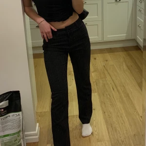 Svin snygga kostymbyxor  - Svart med vitan ränder, strl 38 men vintage så passar 36. Jag är 176 lång. Från Jennifer collection adelsten. 