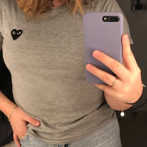 PLAY t-shirt comme des garcons  - Säljer denna gråa skit snygga PLAY t-shirt pga den är för liten! Nästan oanvänd och därför i fint skick i storlek M men ganska tajt, så passar även för en S. 