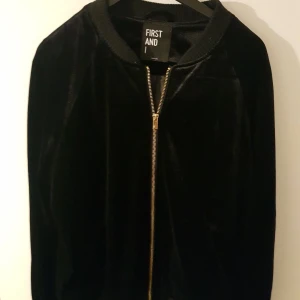 NY Velvet bomber jacket stl M - Helt ny Svart bomberjacka i sammet. Aldrig använd har bara hängt i garderoben. Djur finns i hemmet. Fraktpriset är ca pris.