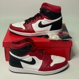 Jordan 1 high satin snake - Skick: 8/10 lite creasing, storlek 44,5 