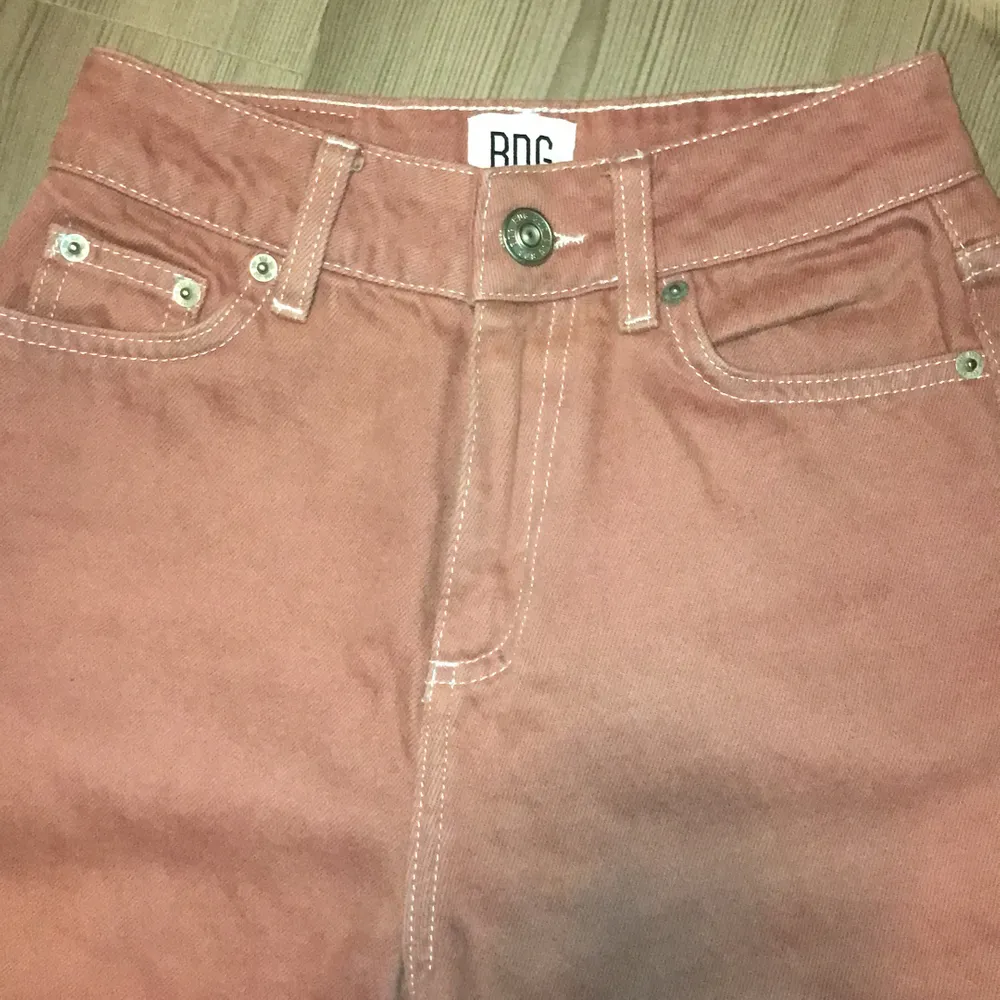 Mom jeans från Urban Outfitters storlek W 24 L 30. Kan frakta och då står köparen för frakt . Jeans & Byxor.