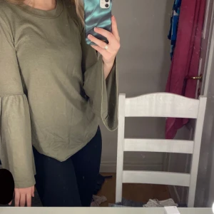 Trumpetärmad tröja st s - Hej säljer min Trumpetärmad tröja st s från Gina Tricot, välanvänd med inga skador eller fläckar. Tyget har endast fått noppor men inget som märks enligt mig. 