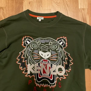 Kenzo collegetröja  - Snygg grön Kenzo collagetröja. Tröjan är i väldigt bra skick✨ Frakt tillkommer