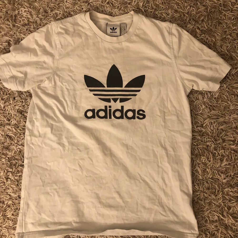 Fin basic Adidas t-shirt, är i samma skick som när jag köpte den. Nypris 249kr, köparen står för eventuell fraktkostnad 🥰. T-shirts.