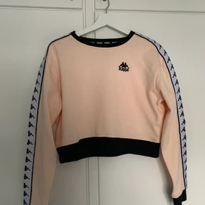 Cropped tröja  - Cropped kappa tröja, endast provad. Storlek L, men skulle passa en M. (Köparen står för frakt)