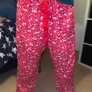 PYJAMAS BYXOR - säljer ett par pyjamas byxor, helt oanvända, perfekt för någon som söker sköna byxor att ha hemma, finns på gröna linjen, tar emot Swish & kontanter :)