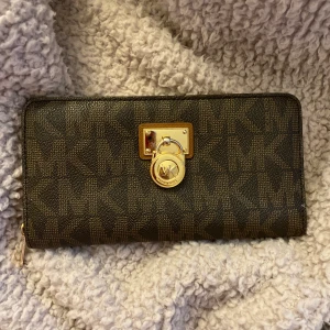 Michael Kors Plånbok  - Säljer plånböcker från Michael Kors. Mycket bra tillstånd. För detaljer se bild