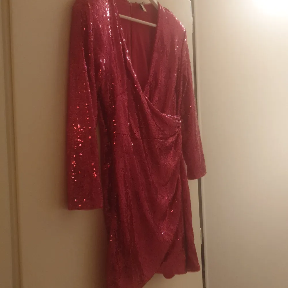Ingen användning!💕Jag tycker att den här klänningen är jätte fin och så.Passar verkligen till sommaren till och med fest färgen är en ljus rosa/röd frakten ligger på 88 kr.säljer den för 165 kr.💕. Klänningar.