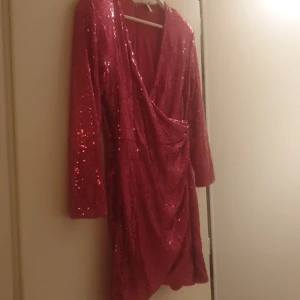 Glitter klänning - Ingen användning!💕Jag tycker att den här klänningen är jätte fin och så.Passar verkligen till sommaren till och med fest färgen är en ljus rosa/röd frakten ligger på 88 kr.säljer den för 165 kr.💕