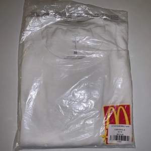 Travis Scott x Mcdonalds action figure tee i storlek M. Helt ny och fortfarande inplastad. 