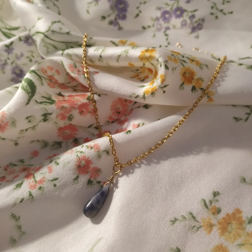 Halsband som jag gjort med ett hänge från en vintage-affär. Jättefin med guldfärgat återvunnet kedja och justerbart spänne, passar jättebra ihop med andra halsband :) priset är inkl frakt!. Accessoarer.