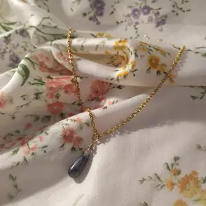 Halsband som jag gjort med ett hänge från en vintage-affär. Jättefin med guldfärgat återvunnet kedja och justerbart spänne, passar jättebra ihop med andra halsband :) priset är inkl frakt!