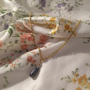 Halsband  - Halsband som jag gjort med ett hänge från en vintage-affär. Jättefin med guldfärgat återvunnet kedja och justerbart spänne, passar jättebra ihop med andra halsband :) priset är inkl frakt!