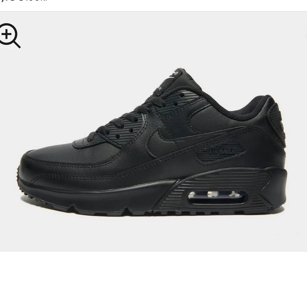 Nike air Max. Storlek 38,5. Säljer dessa pga jag aldrig använder dom. Använt dom få få gånger. Dock är det lite färgstänk (se bild). Testar att sälja utifrån någon är intresserad. Färgen kan ju gå bort med något mirakel medel, men inget jag prövat. Annars super fint skick. Frakten kostar 63kr & är spårbar . Skor.