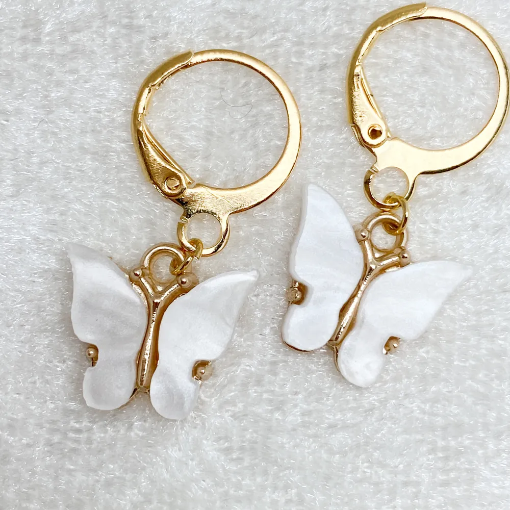 Nu är äntligen mina örhängen här!! Dessa heter ARIEL och finns just nu bara i guld och färgerna blå/rosa/vit. 5kr för varje sålt smycke går till Bröstcancerfonden! Beställ på Instagram: @madebyn.ra 💕. Accessoarer.