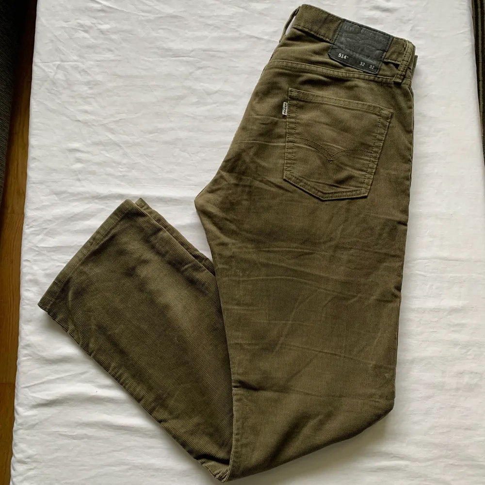 Gröna Levi’s byxor i corduroy material (herr), storlek står med i bilden (Waits: 32 Length: 32). Toppskick, är bara lite använda och lätt slitna vid insida låren.. Jeans & Byxor.
