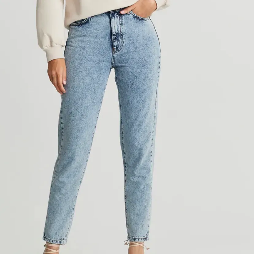 Säljer dessa jeansen från ginatricot. Det är ett par mom jeans. Nypris-500 mitt pris-200. Bra skick. Jeans & Byxor.