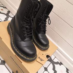 Dr. Martens i nyskick, använda ungefär 2 gånger då de inte riktigt passar mig. Om ni vill ha mer bilder eller har fågor kan ni bara kontakta mig❤️ Nypris: ca. 1400kr. Mitt pris: 1000kr, eventuell frakt tillkommer❤️ Ni kan buda i kommentarerna eller privat om flera är intresserade✨❤️