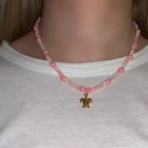 Ljusrosa pärlhalsband med guldig sköldpadda💕🤍🐢💞 halsbandet försluts med lås och tråden är elastisk 