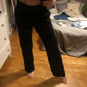 Supersköna kostymbyxor! - Kanonfina kostymbyxor köpta på secondhand, älskar dem men har tyvärr blivit lite för stora i midjan. Är du ute efter ett par kostymbyxor som sitter lågt ner i midjan så har du hittat rätt! Använda 5 gånger ungefär! Perfekt längd på någon som är 170cm!