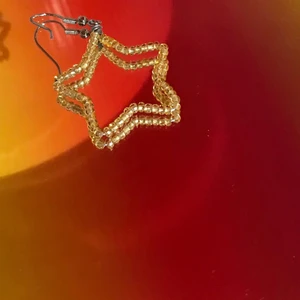 Stora stjärnörhängen Guld - ⭐️Stora stjärnörhängen⭐️ (guld) ca 3 cm tvärs över NICKELFRIA, tar lång tid att göra och där av priset✨•••kolla in mina andra smycken!✨ Frakten blir 15 kr hur mkt du än köper!💞