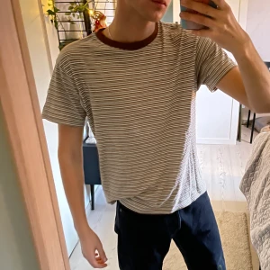 Randig T-shit ”Lose Fit” Känns som S/M  - Plagg köpt i Malaysia. Märke Loose fit. Märkt som en XS men skulle snarare säga S/M. Buda vid intresse, skriv till mig privat. Tröjan är knappt använd. BUDGIVNING SKER I KOMMENTARERNA!