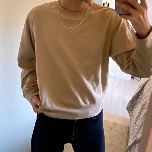 Weekday sweater Stl M - Plagget är köpt på weekday för ca 1 år sedan. Måttligt använt. Det är en storlek M men är något croppad vilken gör den något kortare. Vid frågor eller intresse skriv till mig,  BUDGIVNING SKER I KOMMENTARERNA!