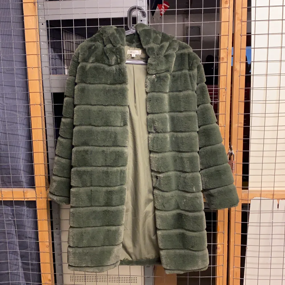 En jättefin faux fur jacka med luva från White Icy i storlek Small. Jackan är i jättebra skick och i ”Moss” grön färg.. Jackor.