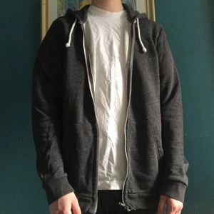 Mörkgrå kofta - En ziphoodie från H&M. Mysig och fin, passar till det mesta. Köp nu! 😊