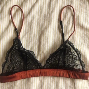 Spetsbh  - Supersöt bygellös spetsbh från & Other Stories. Orange kant med små stjärnor på samt orangea band. Köptes för ett år sen men knappt använd. Storlek S. 