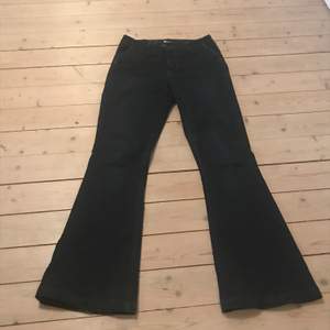 Superfina mörkblå jeans, utsvängda, bra skick, jag är 170cm, midjemåttet är ungefär 79cm, innerbenslängden 85cm ✨ frakt +60