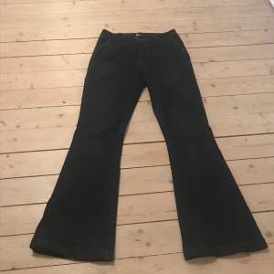 Jeans - Superfina mörkblå jeans, utsvängda, bra skick, jag är 170cm, midjemåttet är ungefär 79cm, innerbenslängden 85cm ✨ frakt +60