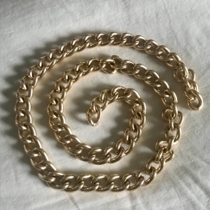 Fake guld kedja - En lång kedja 79 cm. Användes som halsband. Väldigt gammal men tålig som fan! Köp nu :)