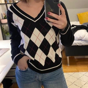 Rutig tröja - Jättefin rutig mjuk tröja. Passar mig som är S-M bra. Ingen budgivning utan köp direkt 149 kr.