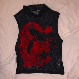 Halter neck  - Röd halterneck mesh top velvet drake motiv egirl 