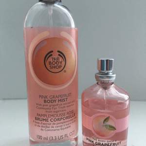 En nästan ny och oanvänd the body shop parfym och en nästan full the body shop. Med doft av pink grapefrukt dom doftar gott så inget fel på dom bara att det inte är min doft längre så dom bara står. Nypris för båda är 280kr mitt pris är 150kr