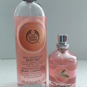 The body shop parfym och mist  - En nästan ny och oanvänd the body shop parfym och en nästan full the body shop. Med doft av pink grapefrukt dom doftar gott så inget fel på dom bara att det inte är min doft längre så dom bara står. Nypris för båda är 280kr mitt pris är 150kr