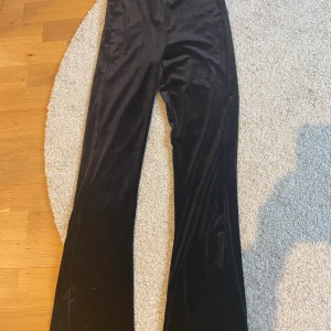 Svarta byxor i sammet - Svarta byxor i sammet, passar perfekt till något finare då de är lite mer "festliga", frakten är 60 kr💕