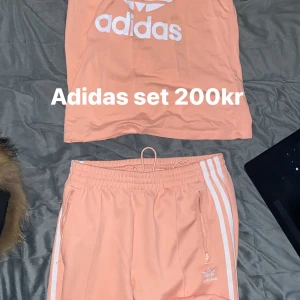 Adidas set - Aprikosfärgad. 