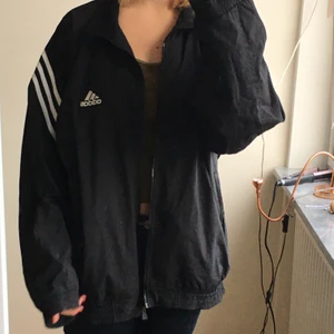 Adidas windbreaker - Svart windbreaker från adidas. Storlek L